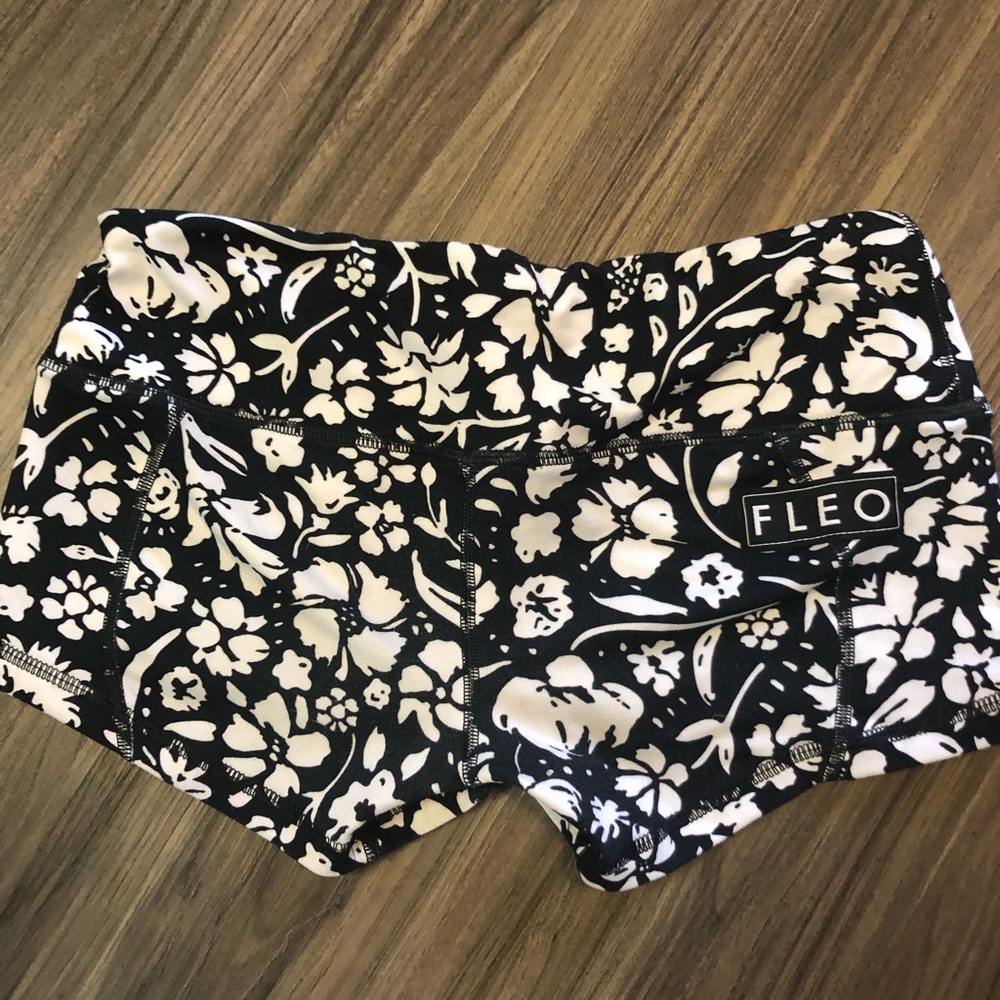 Fleo floral contour shirt size small